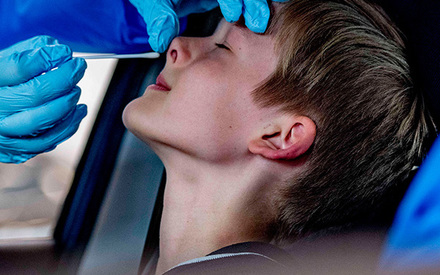 Ковидные пальцы: медики рассказали о страшном симптоме болезни у детей