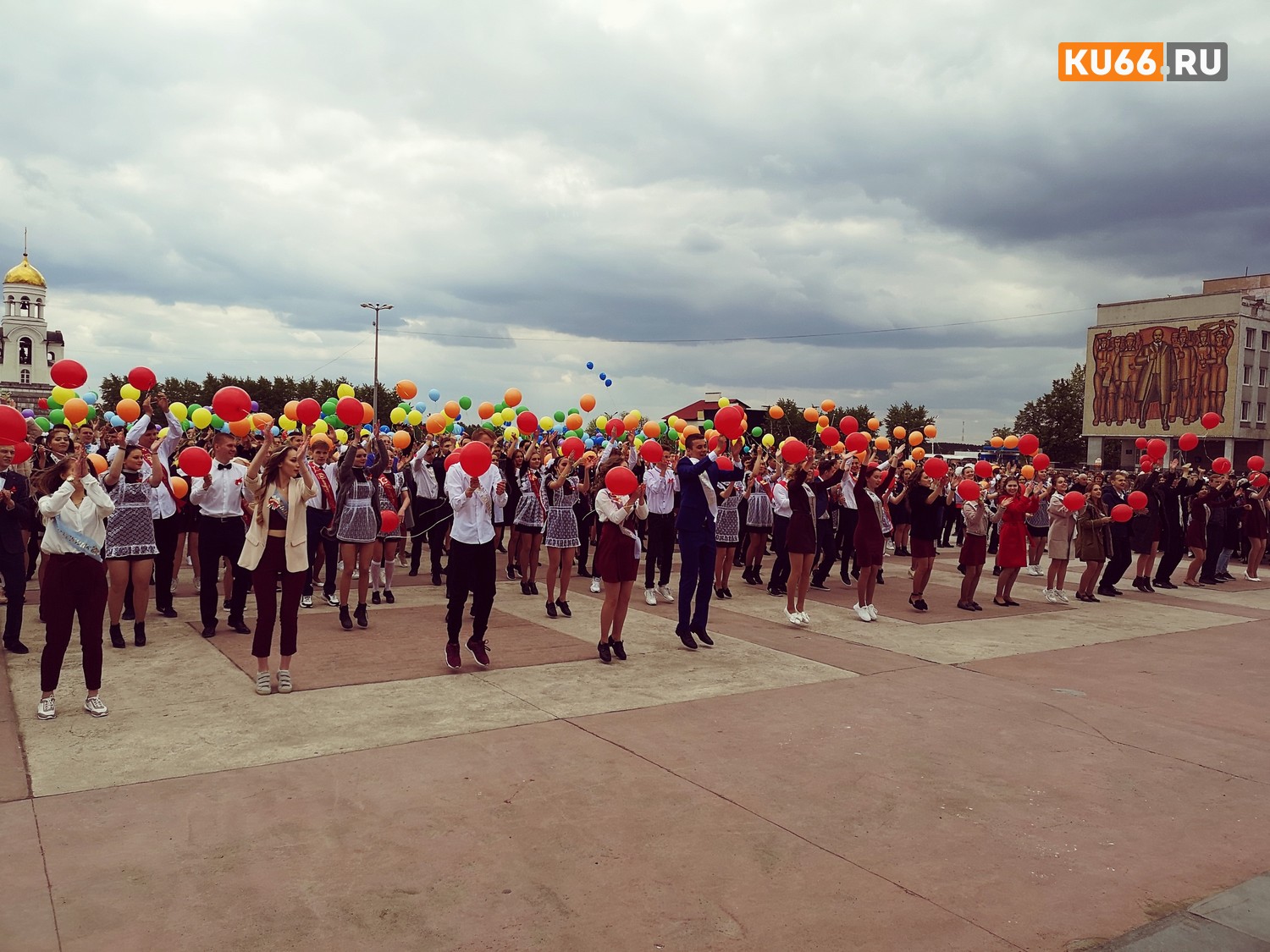 «Испытываю радостные эмоции». Праздник белых бантов в Каменске-Уральском: финальный школьный вальс и разноцветные шарики в небо...