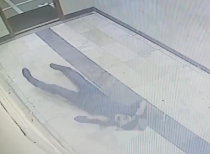 «Упал и бился в судорогах»: в екатеринбургском суде стало плохо мужчине — ему помогли приставы | В екатеринбургском суде приставы спасли мужчину в судорогах