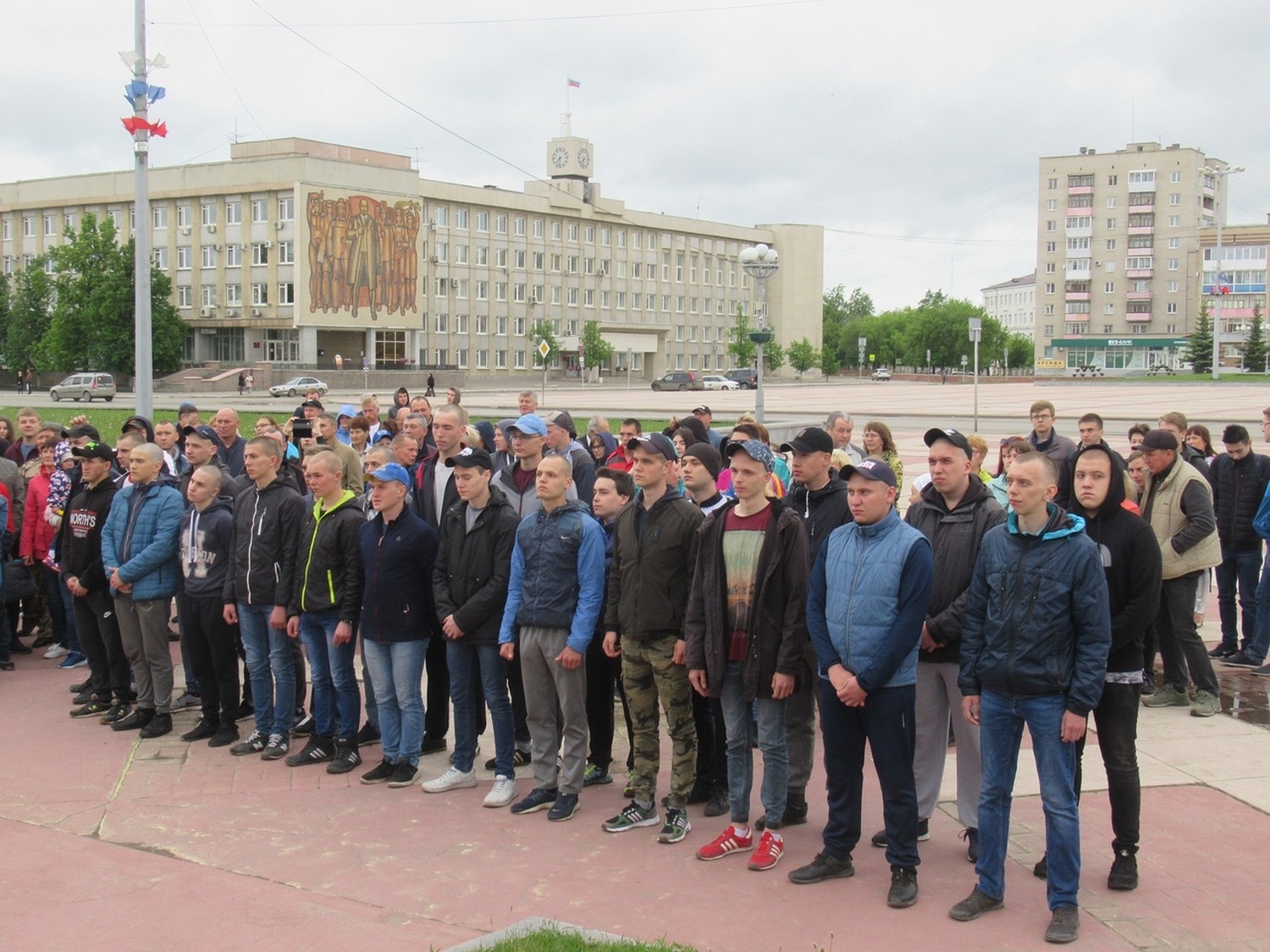 «Волнение и слезы на глазах». Почти три десятка призывников из Каменска-Уральского отправились отдавать долг Родине