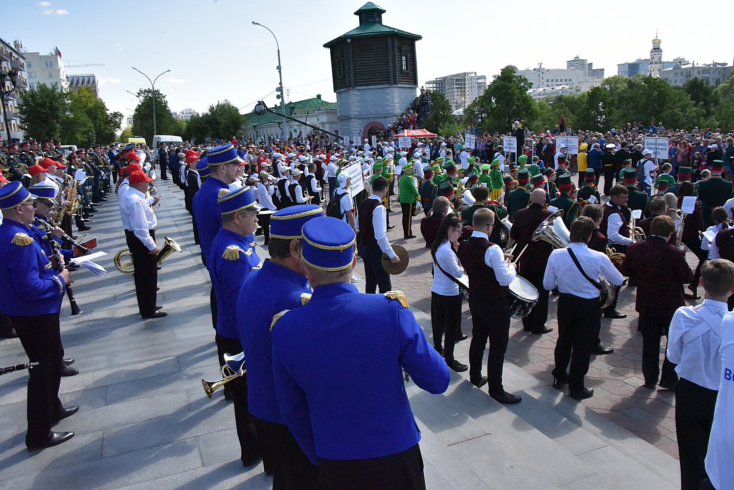 Влились в струю! Духовой оркестр из Каменска-Уральского поучаствовал в масштабном и зрелищном параде, завершившем Уральский культурный форум