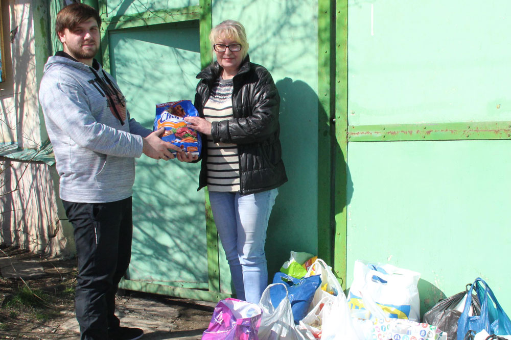 Рабочие УАЗа собрали для бездомных животных приюта «Я живой!» Каменска-Уральского корм, лекарства, пеленки и новенькие миски