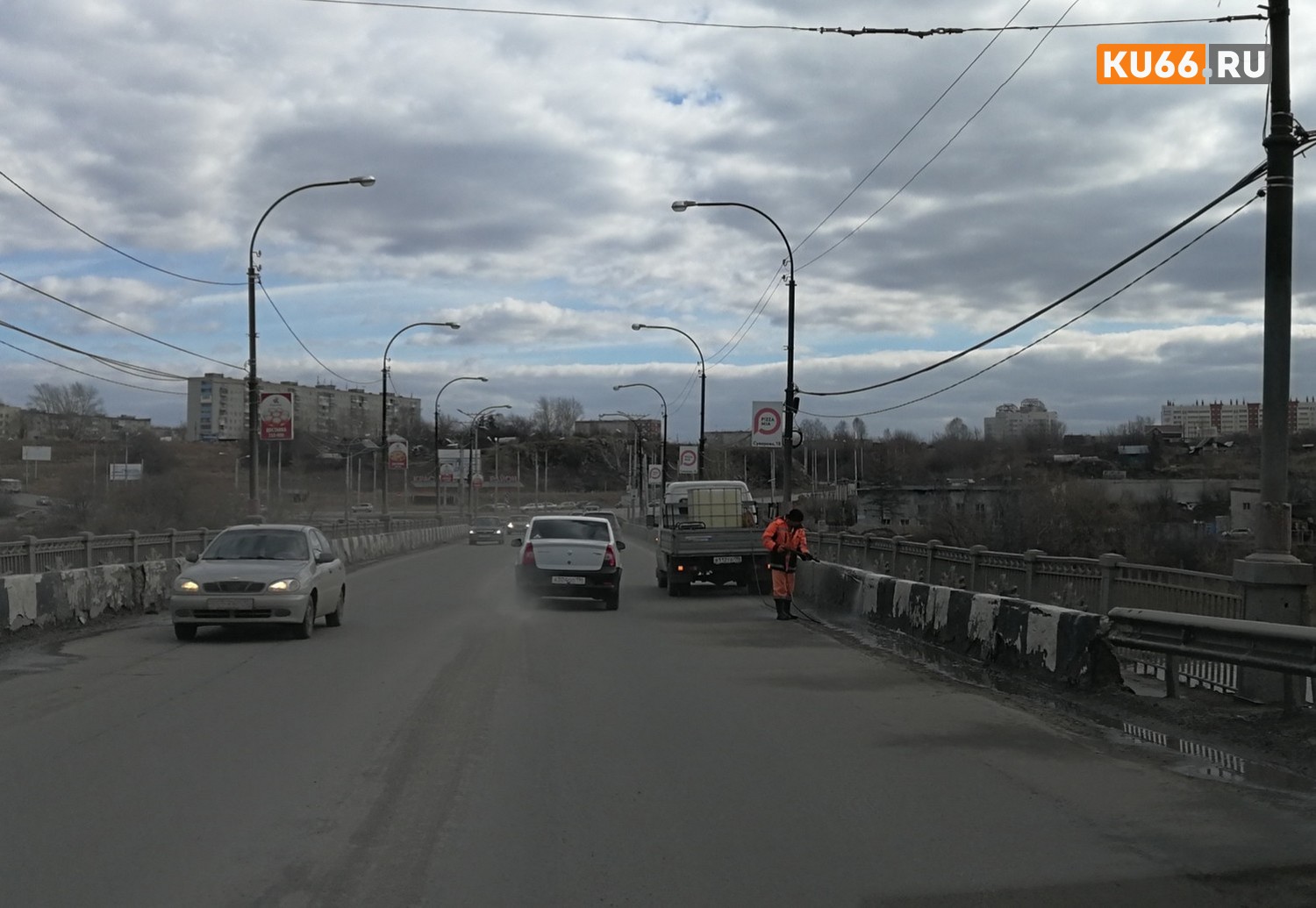 Сезонная работа: на Байновском мосту в Каменске-Уральском рабочие моют бордюры, которые изрядно посерели за осень и зиму