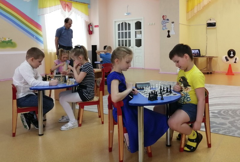 В детсаду в Каменске-Уральском к юбилею полета первого человека в космос устроили шахматный турнир «Юная ладья» и рассказали об истории