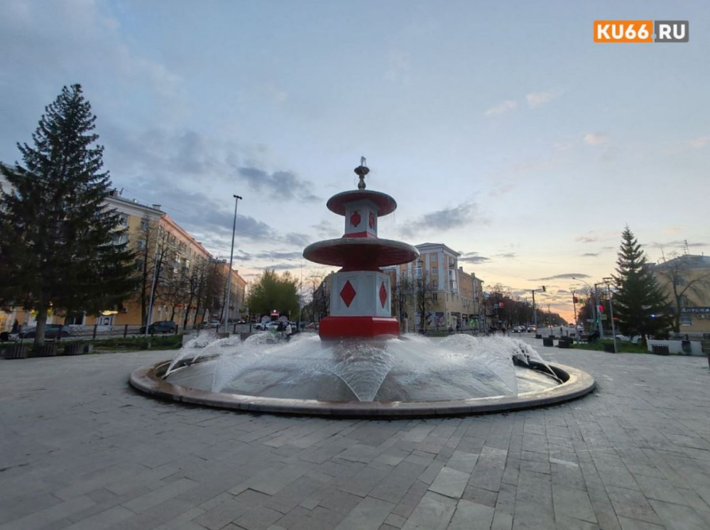 В Каменске-Уральском преждевременно заработал фонтан. Видео | На Урале преждевременно включили фонтан