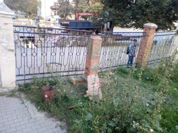 Новости на Портале КУ66.РУ работают: власти Каменска-Уральского распорядились восстановить поваленный забор по ул. Алюминиевая