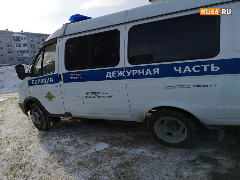 «Здесь случился криминал». Жителей многоквартирника в Каменске-Уральском встревожили несколько полицейских машин и кинологи с собаками
