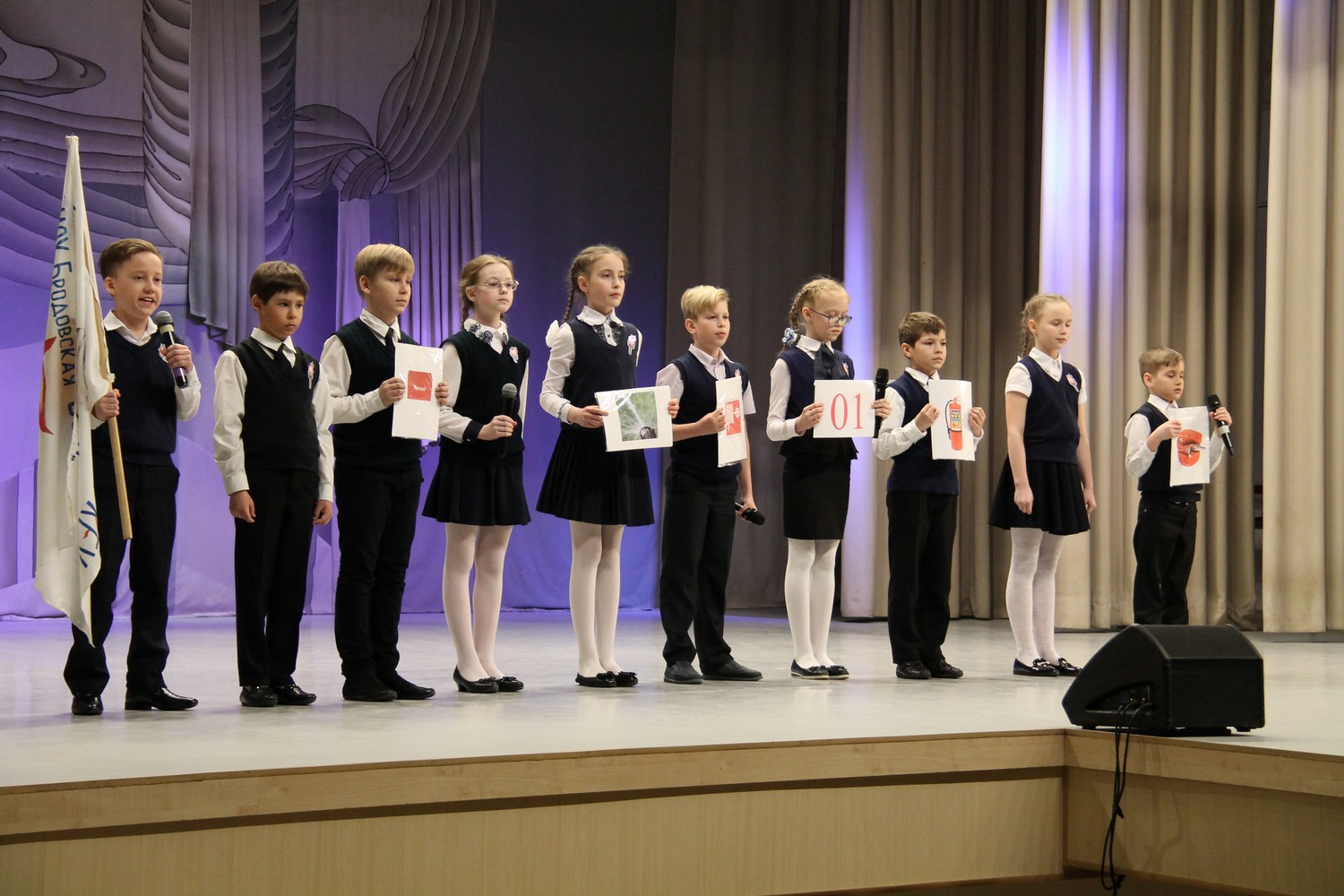 В Каменске-Уральском выбрали лучшую дружину пожарных среди школьников: ребята креативили, отвечали на вопросы, рисовали. Кто победил?