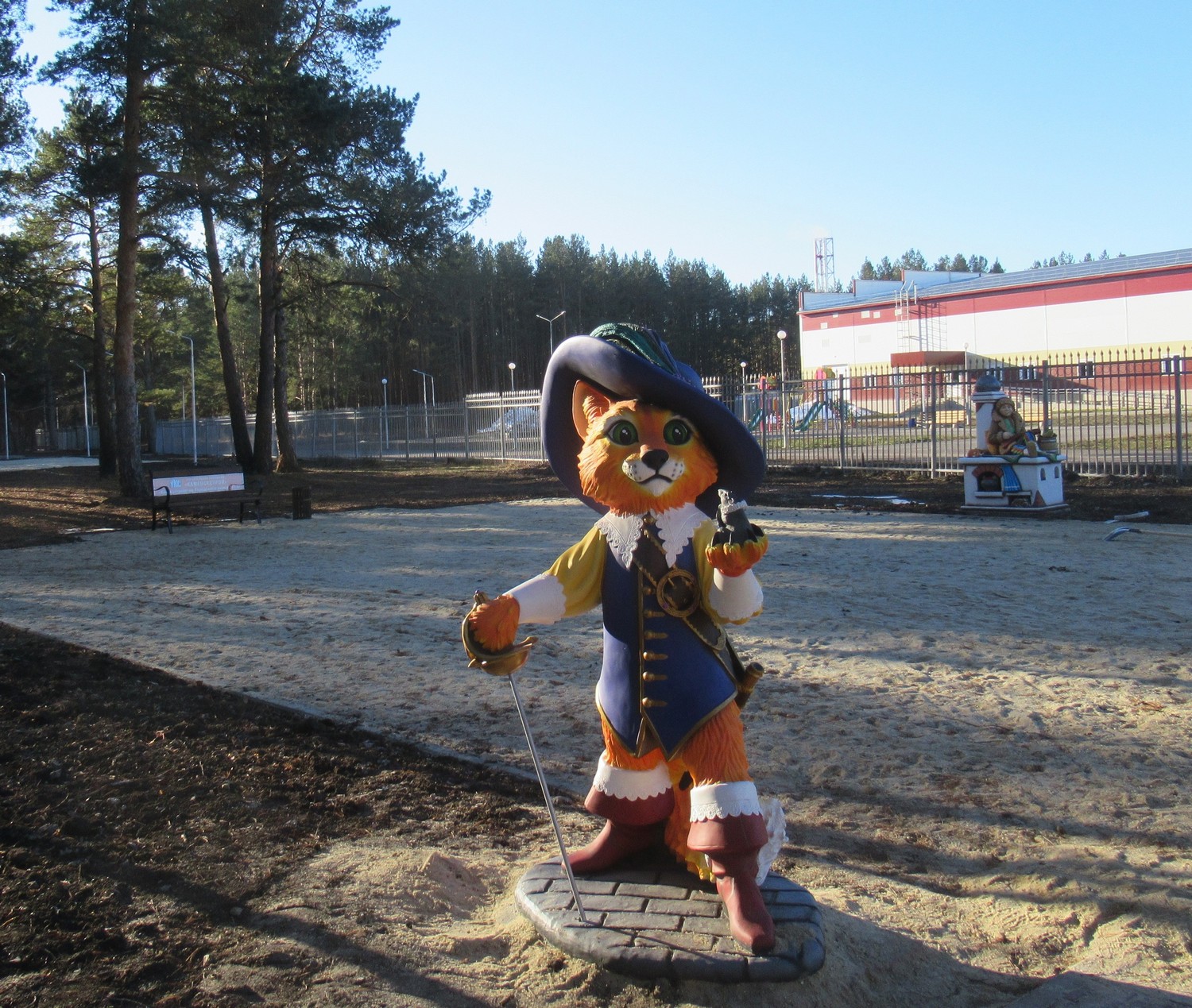 В городском парке, который увидят жители Каменска в субботу, установили фигуры Емели, Кота в сапогах. Долго ли простоит эта красота?