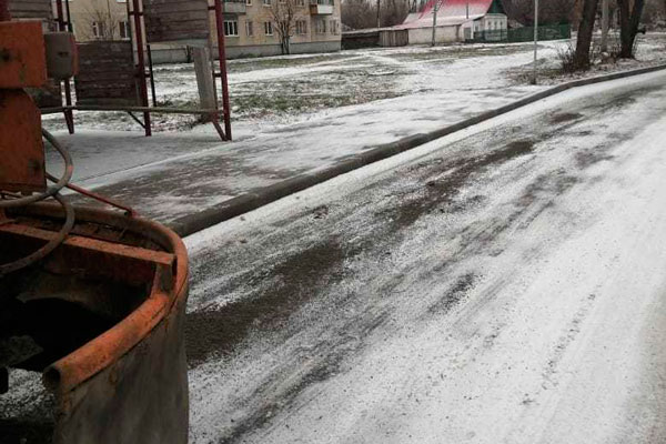 Что делают дорожники, чтобы автомобилисты ездили по чистым улицам, а пешеходы не падали на льду в Каменске-Уральском? Отчет из мэрии