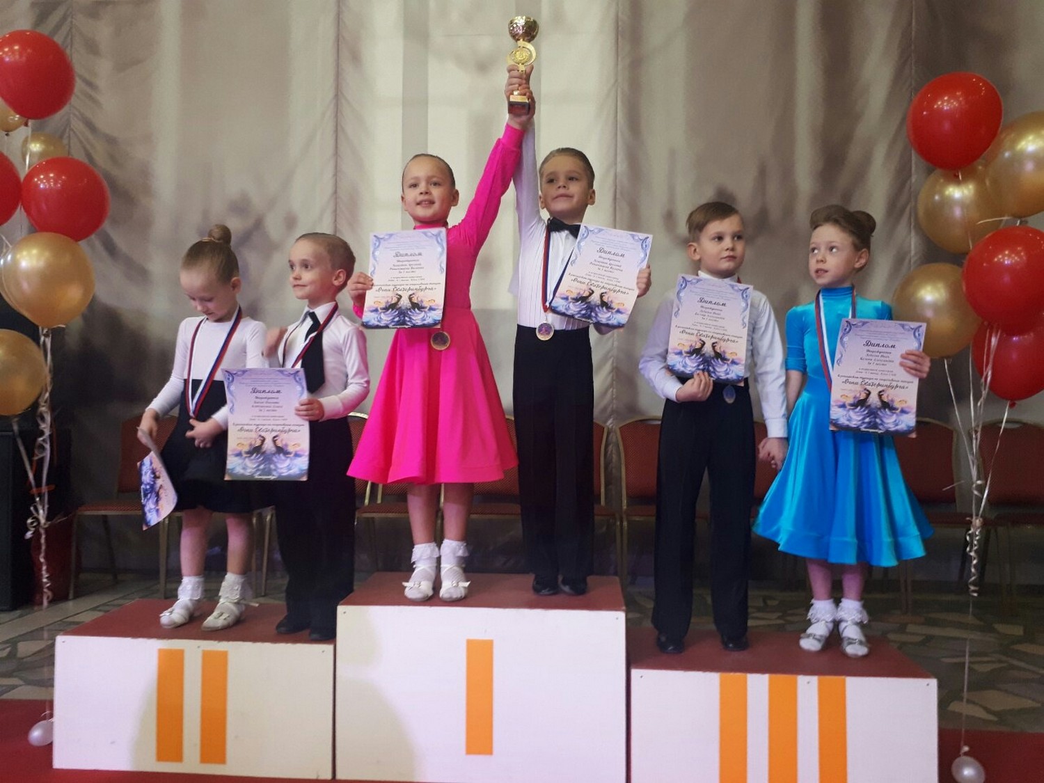 Очередной сюрприз от «Сюрприза». Юные танцоры из Каменска-Уральского вновь заработали кучу наград – в этот раз на турнире в Екатеринбурге