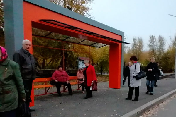 Остановочный комплекс на пл. Беляева в Каменске-Уральском не успели установить, а вандалы уже разрисовали его. А что критикуют жители?