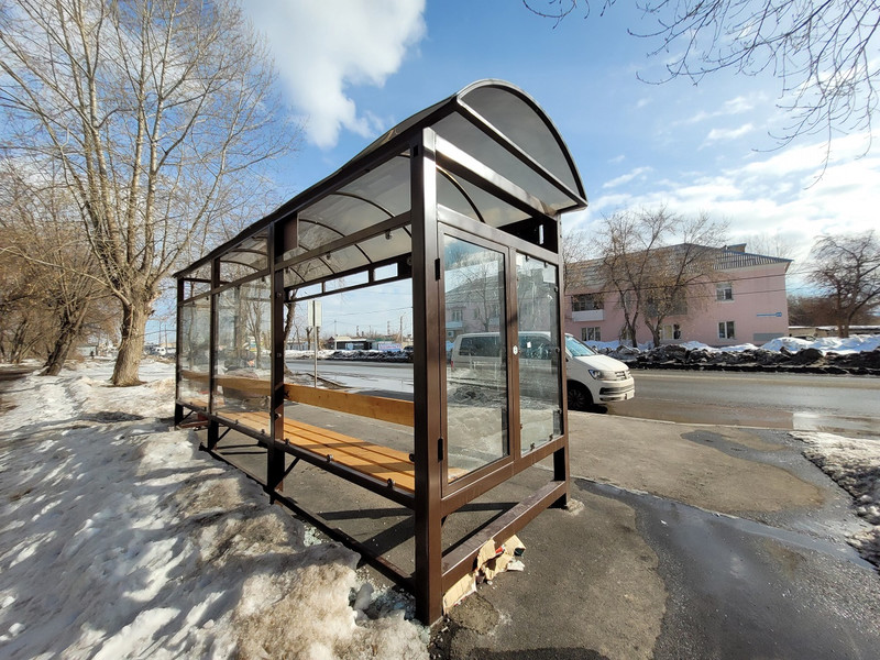 В Каменске-Уральском вандалы изуродовали остановочный павильон «10 километр», который установили менее полугода назад