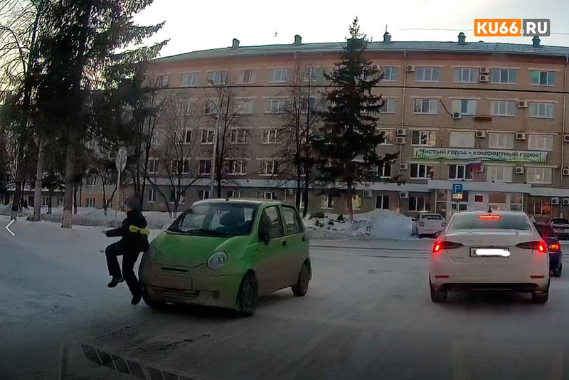 Сбил — не сбил? Дедушка на Матизе чуть не наехал на ребенка в Каменске. Смотрите видео, на котором не сразу понятно, что происходит