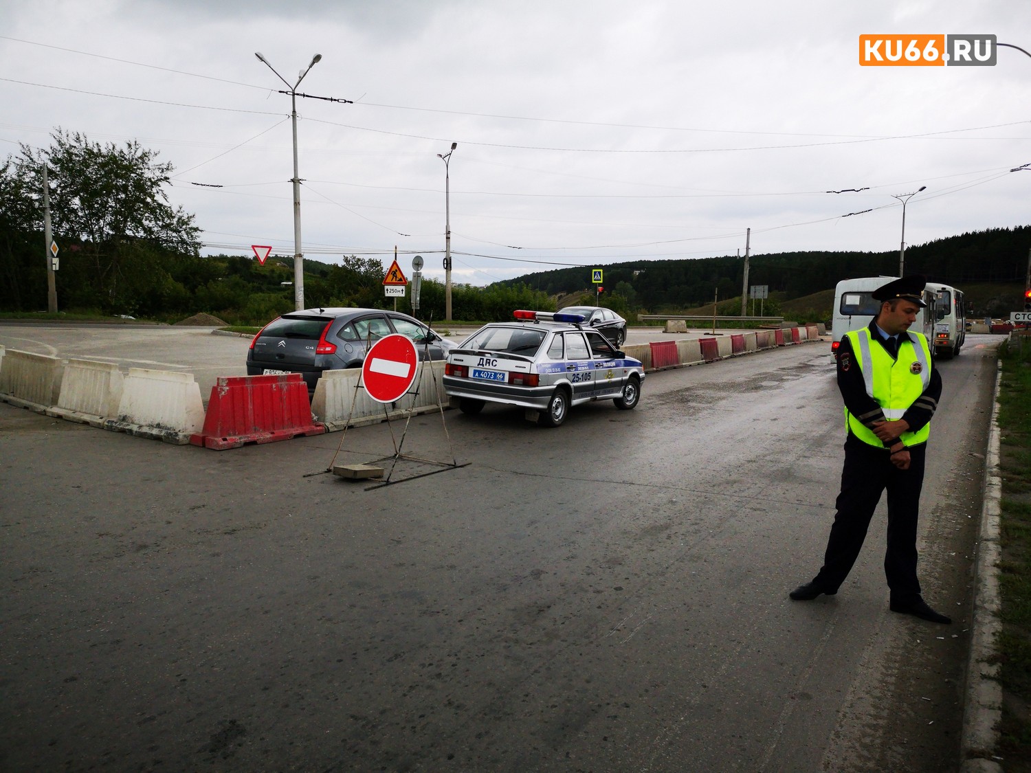 «Демонстративно давят по газам и с визгом уезжают». Как отреагировали каменцы на закрытие Байновского моста и что там сегодня происходило