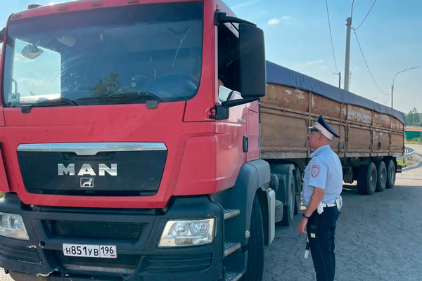 Сотрудники ГИБДД Каменска-Уральского возьмут под особый контроль грузовой транспорт