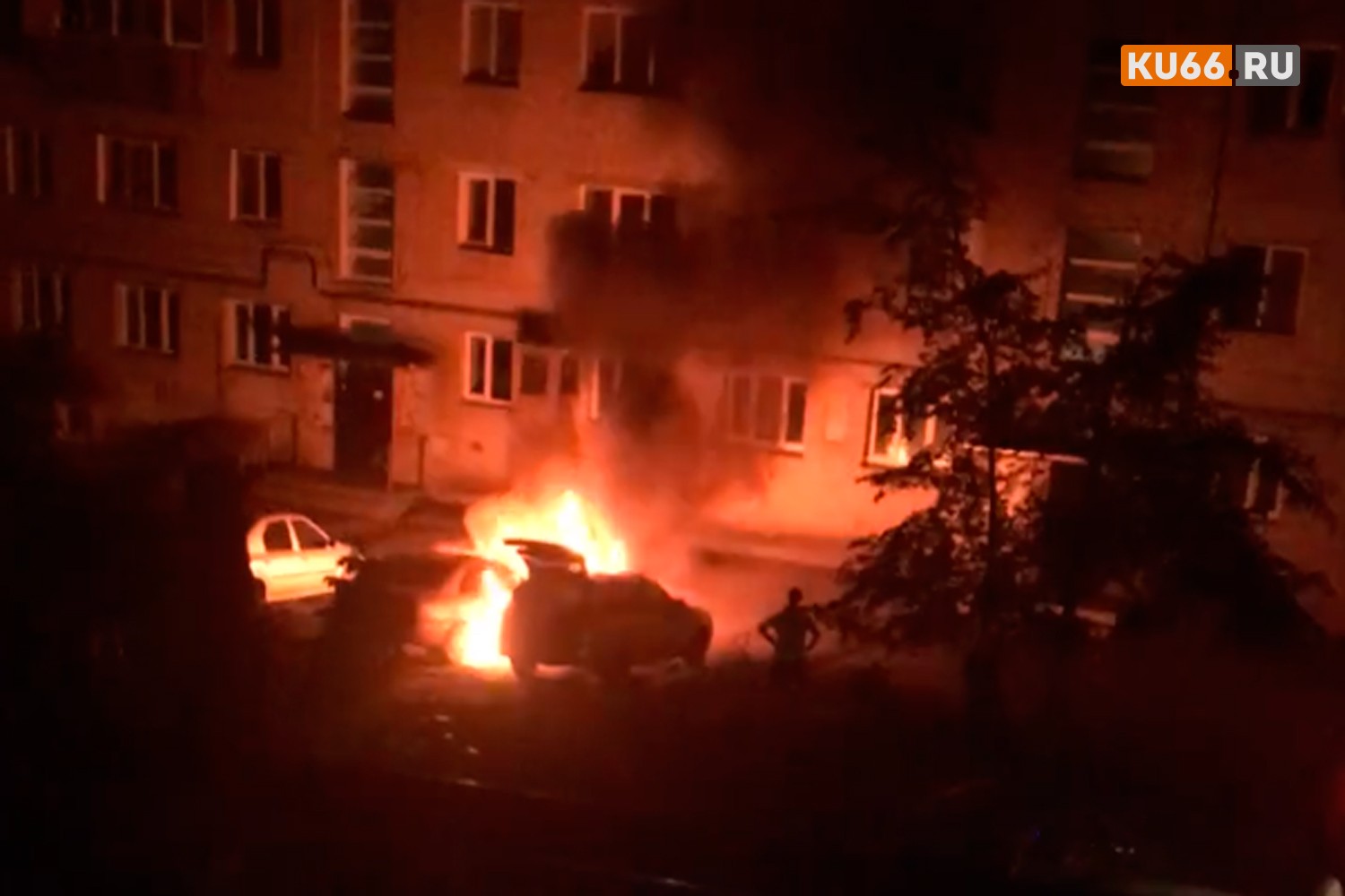 Ночью в Каменске-Уральском, переполошив всю округу, вспыхнул Mercedes-Benz – пламя восемь огнеборцев тушили четыре минуты. ВИДЕО