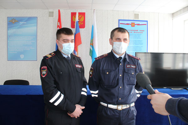 В Каменске-Уральском наградили полицейских, которые спасли человека из горящего дома в деревне Часовой — дело было в декабре...