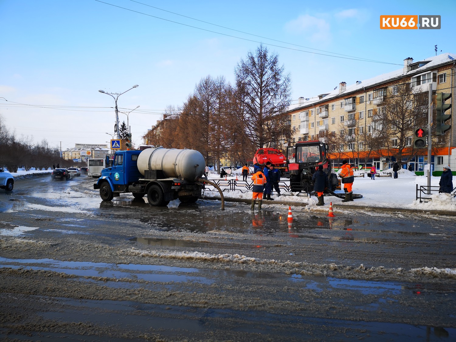В Каменске-Уральском под памятником Кунавину лопнула чугунная труба. Водоканал уверяет: «Без воды никто не остался». Ремонт – со дня на день