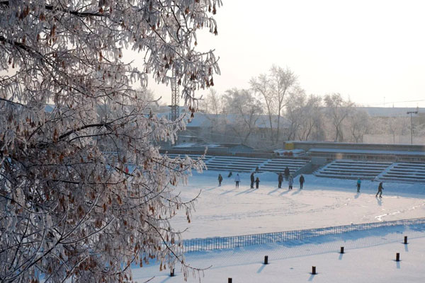 Сезонные забавы: в Каменске-Уральском открылись ледовые катки — рассказываем, где точно можно побегать на коньках. В прокат дают не везде!