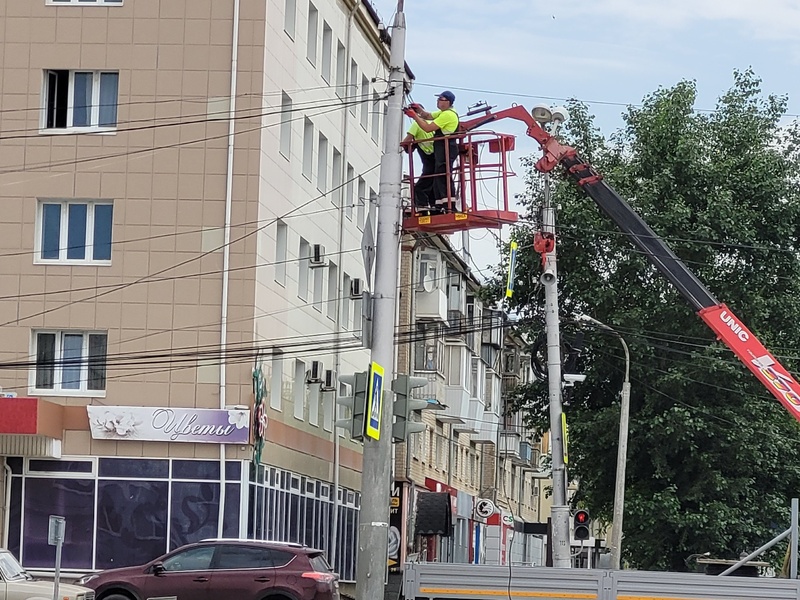 Три новых светофора появятся в Каменске-Уральском этим летом — также в городе отремонтируют дороги и тротуары | В Каменске-Уральском идет обустройство новых светофорных объектов