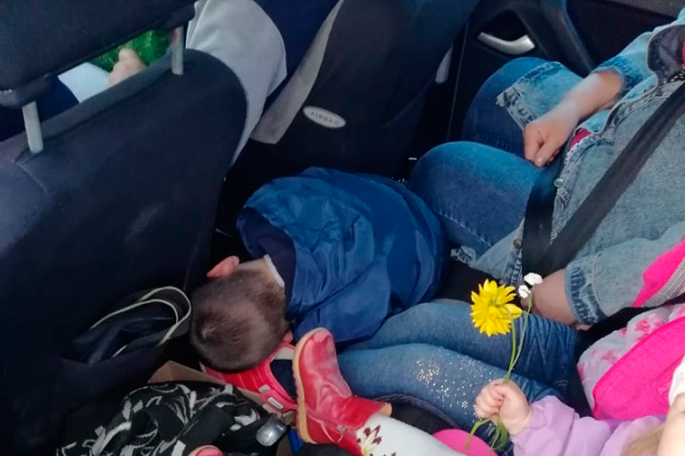 Типа, безопасно: женщины, когда едут с детьми в машине по Каменску, садят тех к себе на колени, полагая: их любовь защитит при ДТП…