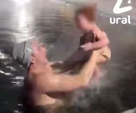 Окунание годовалого ребёнка в прорубь: за и против закаливания в минус 30 | В Сургуте годовалого ребёнка окунули в прорубь 