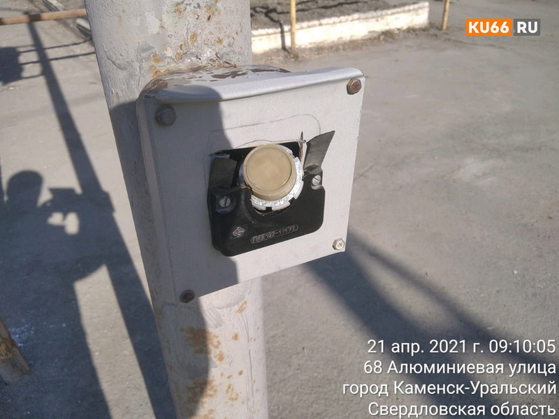 На перекрестке в Каменске-Уральском неизвестные сломали кнопку у светофора — правда, ее вскоре сменили, но вандализм продолжается...
