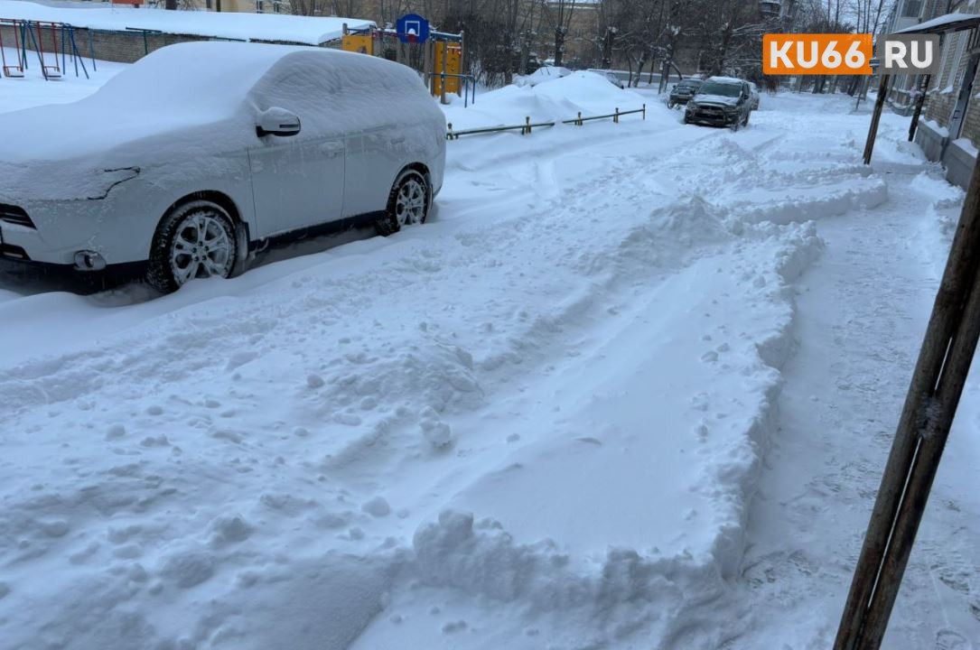Жители Каменска-Уральского пожаловались на бездействие дворников во время метели