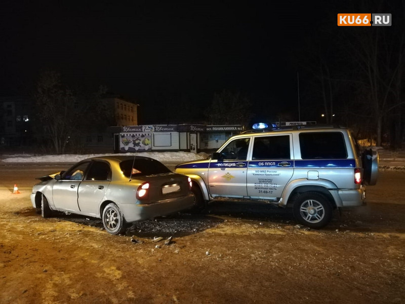 Показания разнятся: женщина за рулем Chevrolet выезжала от «Магнита» по ул. Октябрьской в Каменске и столкнулась с патрулем на УАЗе...