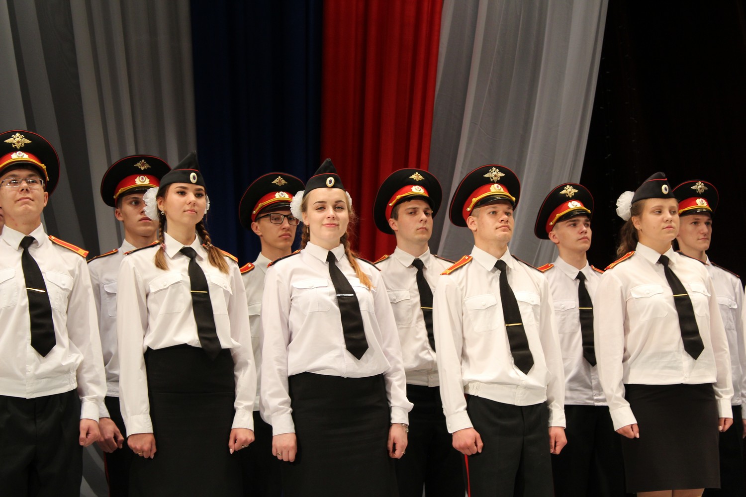 Полицейские в Каменске-Уральском приняли участие в торжественном вручении аттестатов выпускникам кадетского корпуса