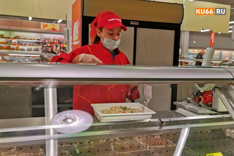 Маски не проверяют, дезинфекцию не проводят должным образом: в магазинах Каменска-Уральского, несмотря на продолжение эпидемии, расслабились