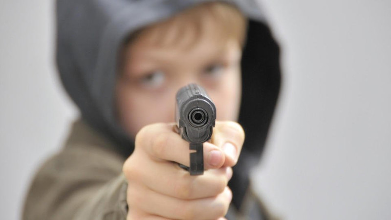 Подростки обстреляли друга из пневматики и подожгли стеклоочистителем