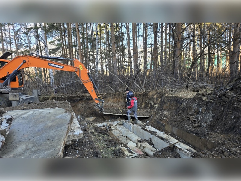 Труба проржавела, но тепло не отключили: как в Каменске-Уральском спасают отопление в домах | В Каменске-Уральском устраняют утечку на теплотрассе у дома ветеранов