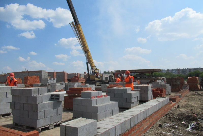 На ул. Октябрьской в Каменске-Уральском возводят современный детсад на 250 мест в рамках нацпроекта — говорят, будет готов уже осенью