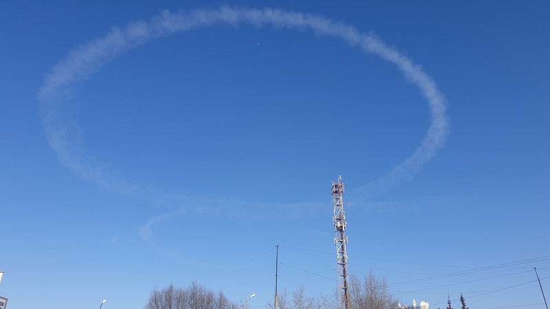 В небе над Каменском-Уральским заметили странный круг — пока одни говорили про НЛО и черную дыру, другие успокаивали: вертолет маневрировал