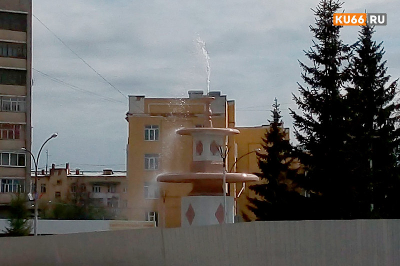 В Каменске-Уральском тестируют новый фонтан на пл. Горького - работы здесь почти завершены, уже расставляют удобные скамейки. ВИДЕО