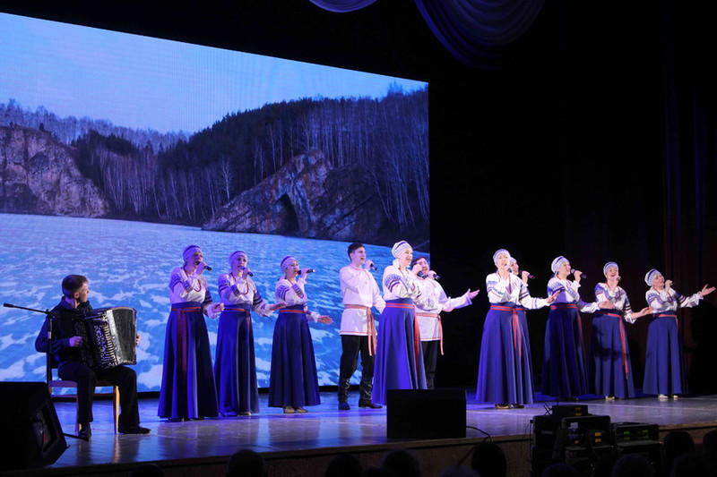 Жительницы Каменска-Уральского принимают поздравления с 8 Марта