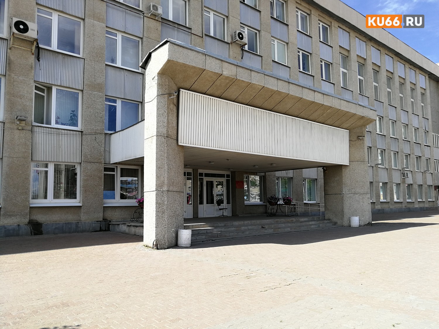 Колени и плечи прикрыть: в жару в мэрию и полицию Каменска-Уральского в шортах, майках и сланцах не пускают. Баба Маня строго бдит! ОПРОС Колени и плечи прикрыть: в жару в мэрию и полицию Каменска-Уральского в шортах, майках и сланцах не пускают. Баба Маня строго бдит! ОПРОС