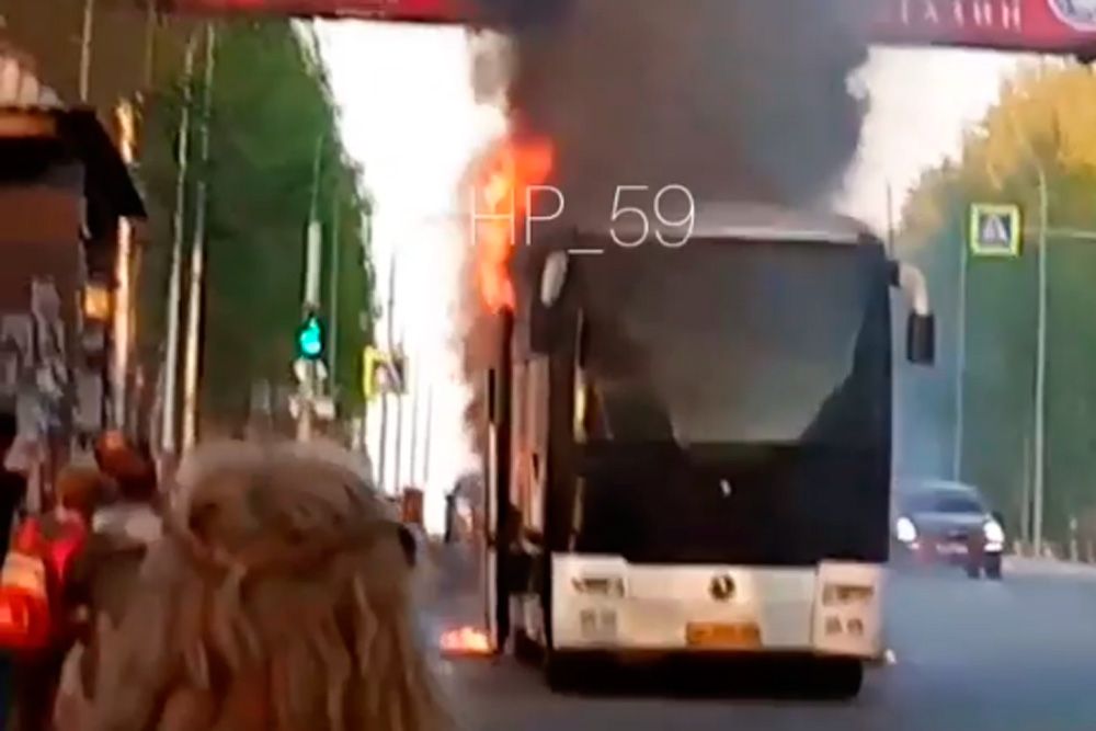 Автобус, следовавший из Перми, сгорел на трассе в Удмуртии. ВИДЕО
