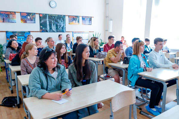 Директор по управлению персоналом СинТЗ Сергей Лопаревич поздравил студентов КУПК с зачислением на первый курс