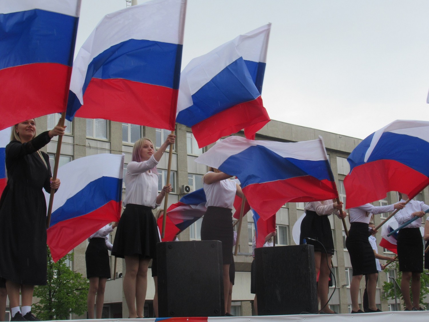 Фестиваль патриотических песен, поздравление от мэра Шмыкова и выставка-продажа местной продукции: как Каменск празднует День России