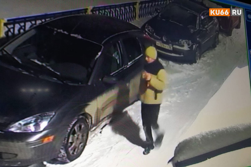 В Каменске-Уральском ищут неизвестных, оторвавших у машины значок марки. ВИДЕО