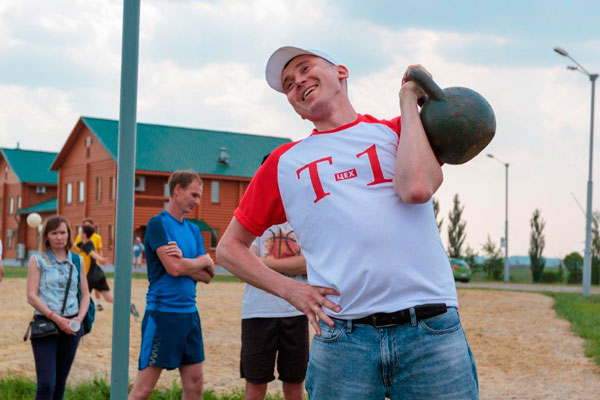 Активной и энергичной составляющей празднования Дня металлурга у синарских трубников является спортивный праздник