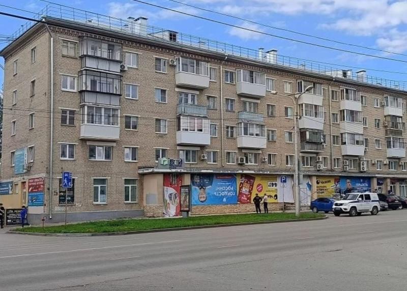 Перевернутый баннер с героем ВС РФ обернулся для каменского рабочего штрафом в 32 тысячи | В Каменске-Уральском оштрафовали рабочего за перевернутый баннер с героем ВС РФ