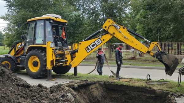 «Без горячей воды и с раскопками»: на улице Лермонтова в Каменске-Уральском готовят вскрытие проезжей части | На Лермонтова в Каменске-Уральском идёт ремонт теплосетей и ГВС