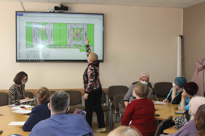 Жители, которые осенью надеются не узнать своих дворов в Каменске, собрались в мэрии пообщаться с теми, кто уже пережил благоустройство