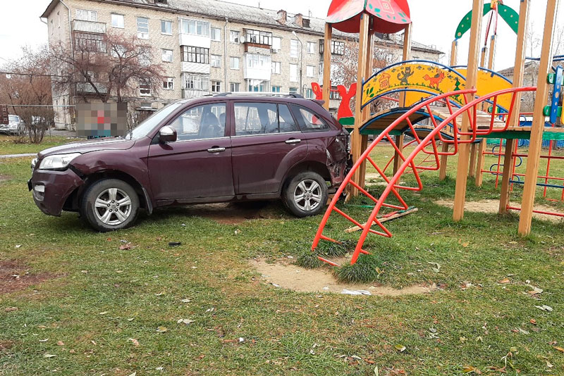 Водитель за рулем Lifan протаранил Chevrolet и ВАЗ на ул. Серова в Каменске-Уральском, а затем наскочил на детскую горку и сразу же убежал