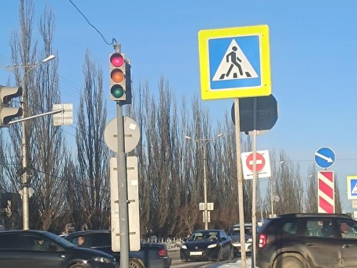 Жители Каменска-Уральского просят обновить светофор на оживленном перекрестке | Светофор на перекрестке в Каменске-Уральском нуждается в замене Жители Каменска-Уральского просят обновить светофор на оживленном перекрестке | Светофор на перекрестке в Каменске-Уральском нуждается в замене