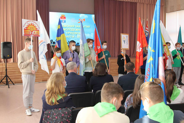 В мэрии назвали тройку самых старательных и активных трудотрядов по итогам лета в Каменске-Уральском. Кто и чем занимался лучше других?